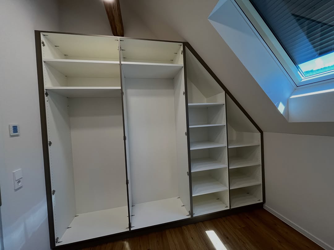 Einbauschrank nach Maß unter einer Dachschräge