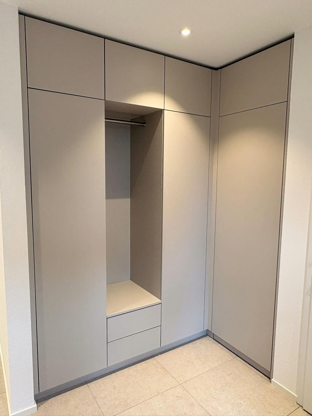 Maßgefertigte Garderobe mit offener Nische und Sitzbank