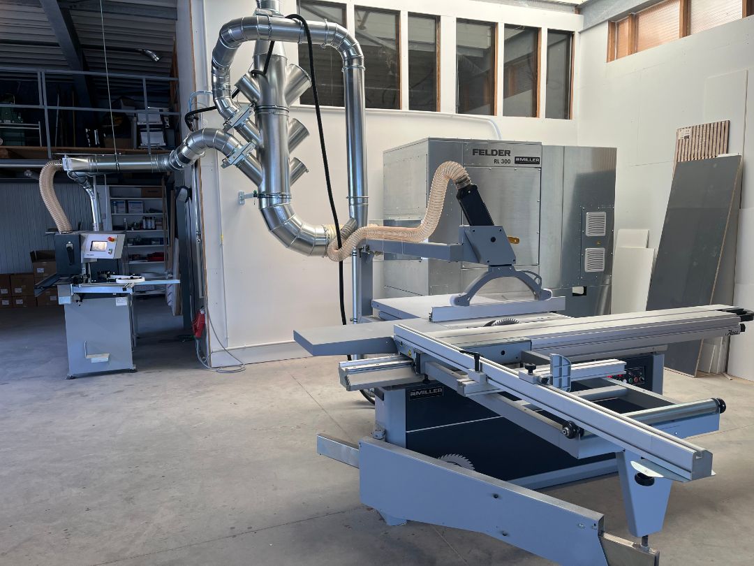 Formatkreissäge mit zentraler Absaugung in der Werkstatt